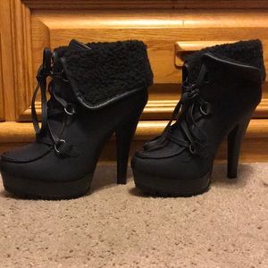 Black booties with fur